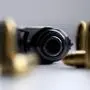 Das Bild zeigt eine Schusswaffe und Munition.