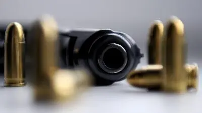 Das Bild zeigt eine Schusswaffe und Munition.