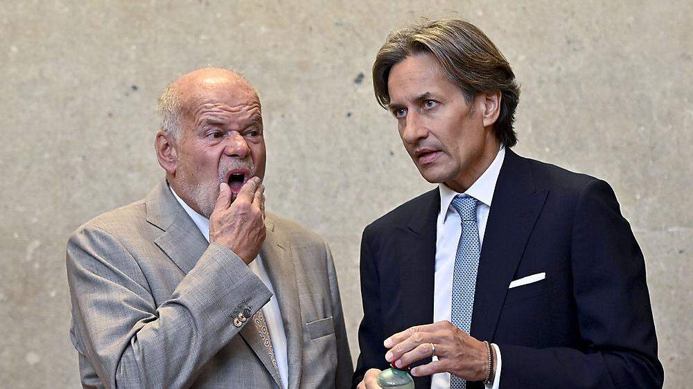 Ex-Finanzminister Karl-Heinz Grasser und sein Anwalt Manfred Ainedter vor einem Prozesstag.
