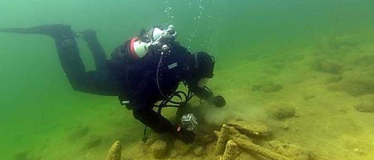 Taucher untersuchen jedes Jahr die wertvollen archäologischen Überreste der Steinzeit-Siedlung im Keutschacher See 