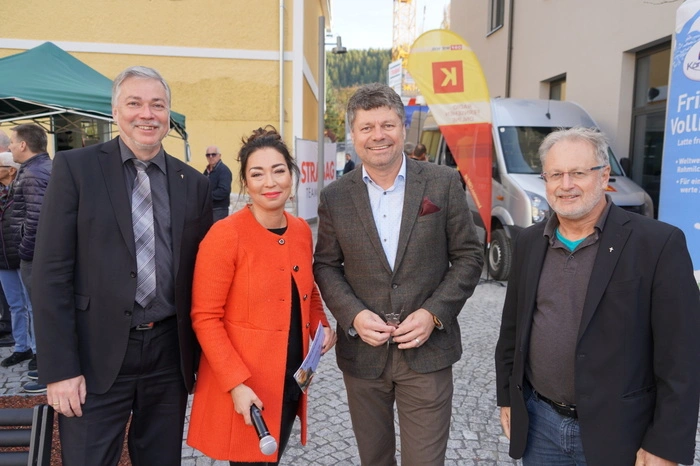 Moderatorin Kerstin de Piero mit Bürgermeister Gerhard Pirih flankiert von der hohen Geistlichkeit, Christian Kohl und Ernst Windbichler
