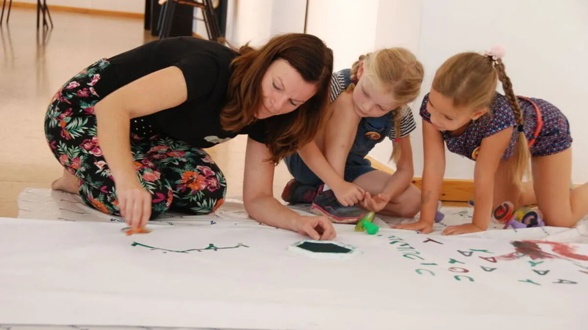 Martina Stieber zeigte den jungen Künstlern viele Techniken, um Drachen zu gestalten