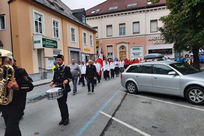 Mit dem Einmarsch der zehn teilnehmenden Nationalteams vom Voitsberger Hauptplatz zur Burg Obervoitsberg...