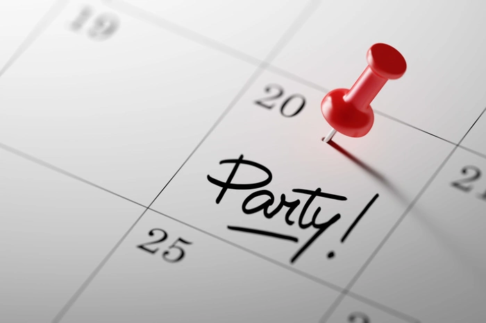 Planung ist alles. Wie ärgerlich, wenn man am Urlaubsort ankommt und erfährt, dass die größte Party des Jahres hier schon gestern stieg. Mit der richtigen Planung verpasst man im nächsten Jahr nichts mehr. Ob St. Patrick’s Day in Irland, der Karneval in Rio oder der Tag der Toten in Mexiko: Nahezu jedes Land hat eine Feier, bei der man mal dabei gewesen sein sollte. Vor der Reiseplanung lohnt sich ein Blick in den Kalender, um zu schauen, welche Feiern und Festivals man bei der Gelegenheit mitnehmen kann.