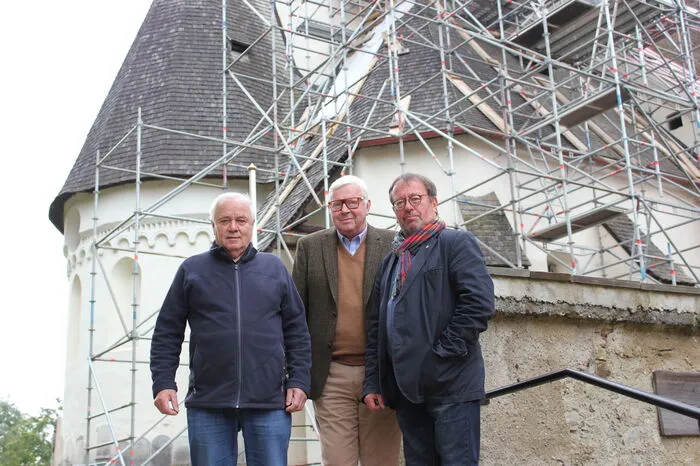 Nun nahmen Pfarrer Johann Fuchs, Bauleiter Manfred Koller und Pfarrgemeinderat Robert Klampfl (von rechts) zu den Ereignissen Stellung. Die Sanierung ist beinahe abgeschlossen, in den nächsten Wochen soll das Gerüst abgebaut werden.