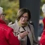 Innenministerin Mikl-Leitner im Gespräch mit Rettungskräften in Spielfeld