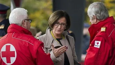 Innenministerin Mikl-Leitner im Gespräch mit Rettungskräften in Spielfeld