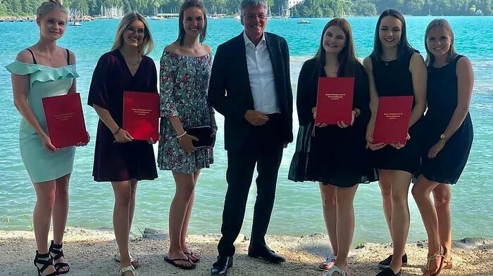 Maturantinnen der 5 C, BAfEP Klagenfurt, mit Landeshauptmann Peter Kaiser.
