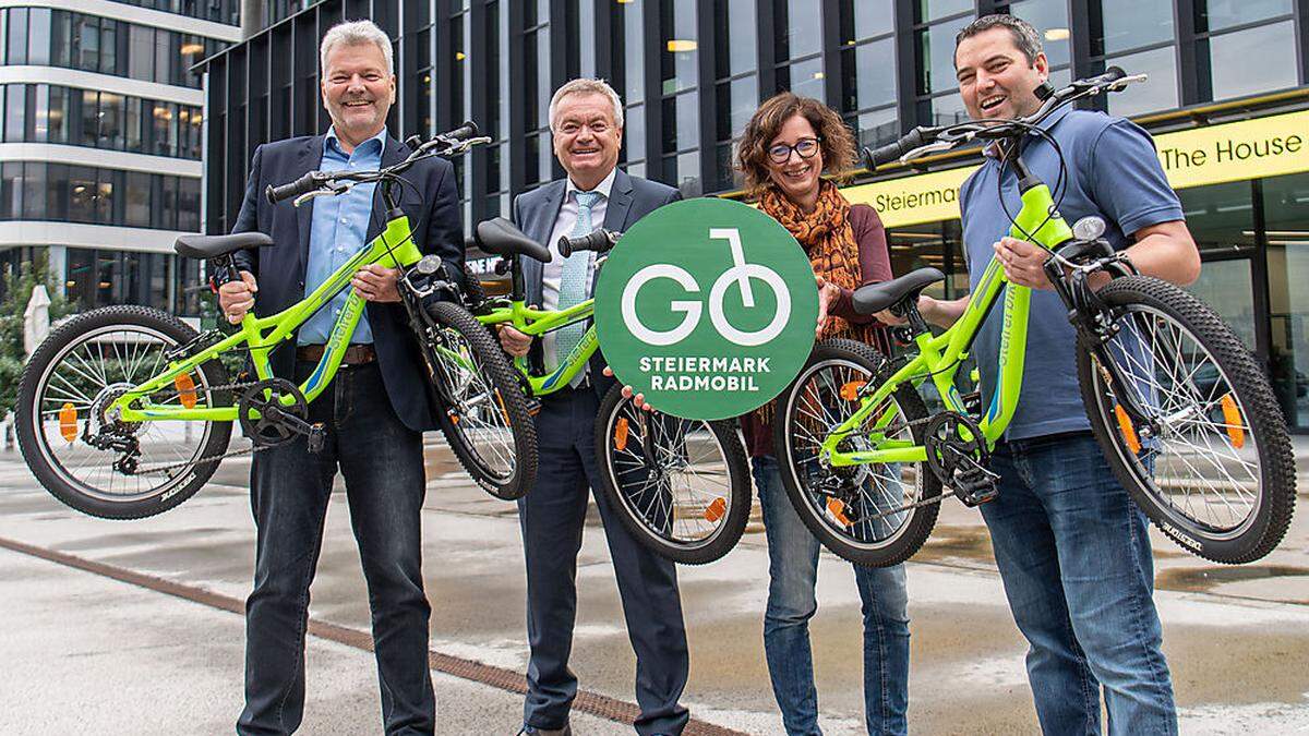 Bernd Olbrich, Vize-LH Anton Lang, Nicole Pfandner (Lebenshilfe) und Harald Scherz (Sport Scherz)