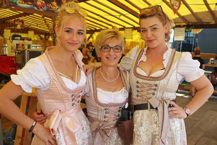Die Tracht stand sogar beim Servierpersonal im Zentrum