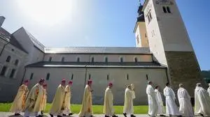 Die Domkapitulare vor dem Gurker Dom, der im Besitz des Kapitels ist