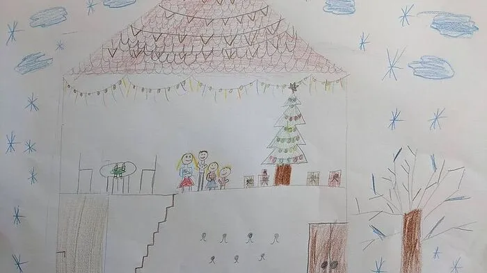 Rosa liebt das Basteln und Zeichnen. Auf ihrer Zeichnung sieht man das Haus der Familie am Weihnachtsabend.