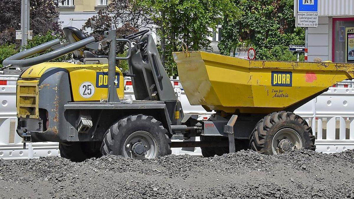 Symbolbild: Ein Arbeiter stürzte in Fieberbrunn mit einem Muldenkipper ab und verstarb