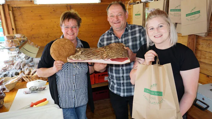 Brot und Speck gab es am Stand von Silke Mainhard und Hannes Mainhard und Beatrice Stubinger von Links.