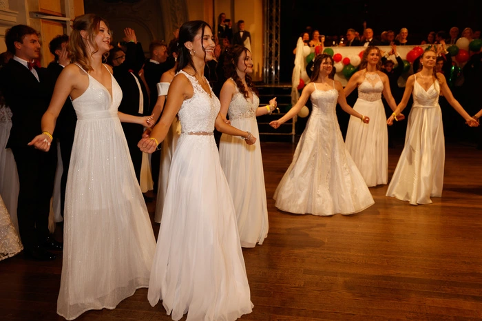 Der Abend begann mit einer eindrucksvollen Polonaise, die die Maturantinnen und Maturanten mit Unterstützung der Tanzschule Dietrich einstudiert hatten. Die eleganten Choreografien zogen alle Blicke auf sich und setzten den festlichen Ton für den Abend. Später folgte eine originelle Mitternachtseinlage, die nicht nur zum Lachen, sondern auch zum Staunen brachte – ein Highlight, das die Kreativität und den Einsatz der Schülerinnen und Schüler eindrucksvoll zeigte.