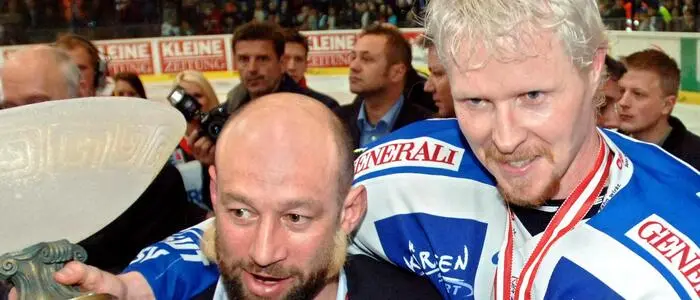 2006 vertrat Mike Stewart (rechts) den verletzten Herbert Hohenberger, der heute wieder beim VSV arbeitet, als Kapitän und führte die Adler zum Titel