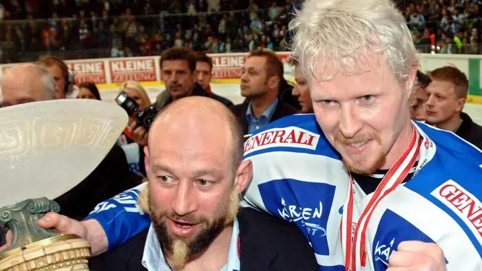 2006 vertrat Mike Stewart (rechts) den verletzten Herbert Hohenberger, der heute wieder beim VSV arbeitet, als Kapitän und führte die Adler zum Titel