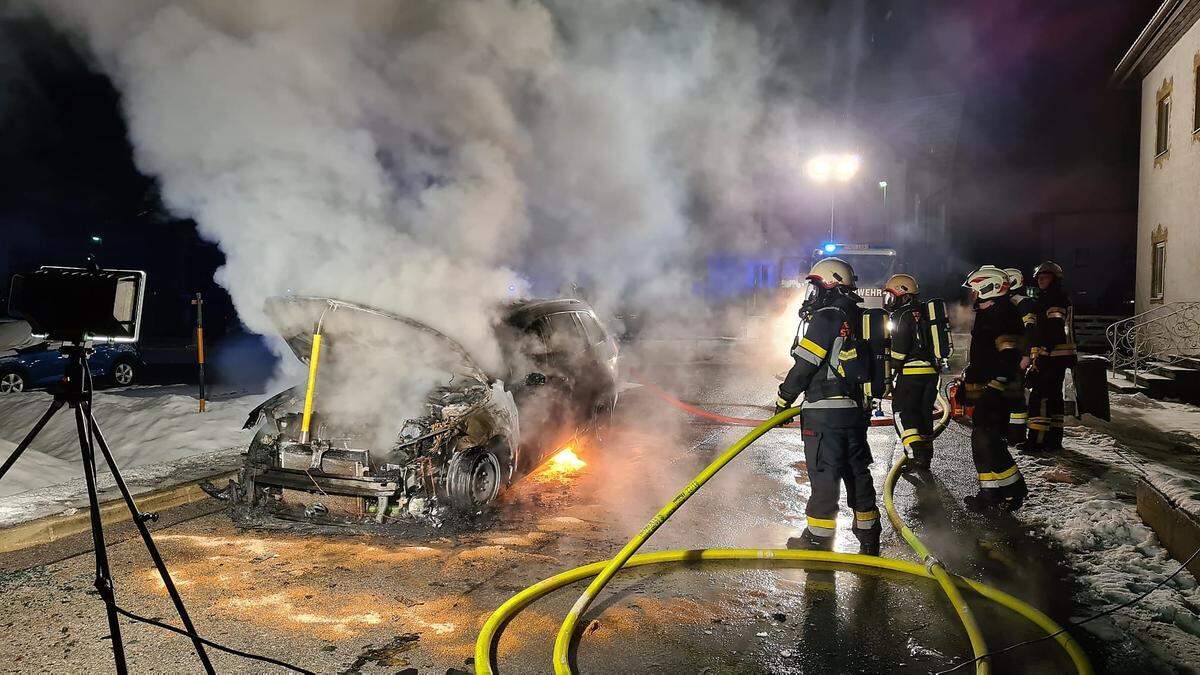 Das Fahrzeug brannte komplett aus 