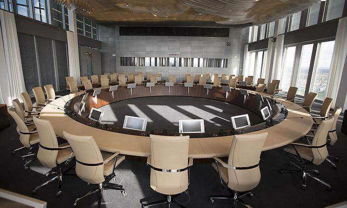 Im 41. Stock der EZB tagt der EZB-Rat. Es gibt eine eigene Sitzordnung.