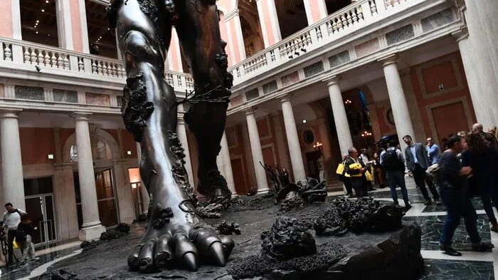 Eigentlich braucht man ihn nicht vorzustellen: Der Brite Damien Hirst ist nicht nur einer der bekanntesten, sondern auch einer der reichsten Künstler der Gegenwart. Auf mehr als 280 Millionen Euro wird sein Privatvermögen geschätzt. In Venedig steht allerdings ...