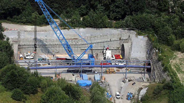 Der „Raupenkran“ steht bereits in der Baugrube Mitterpichling. Mit ihm werden die Teile der Tunnelbohrmaschine zusammengesetzt