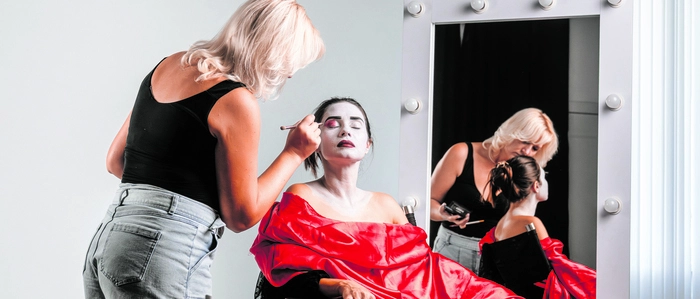 Die Maskenbildnerei ist ein vielseitiges Berufsfeld, das weit über das reine Schminken hinausgeht