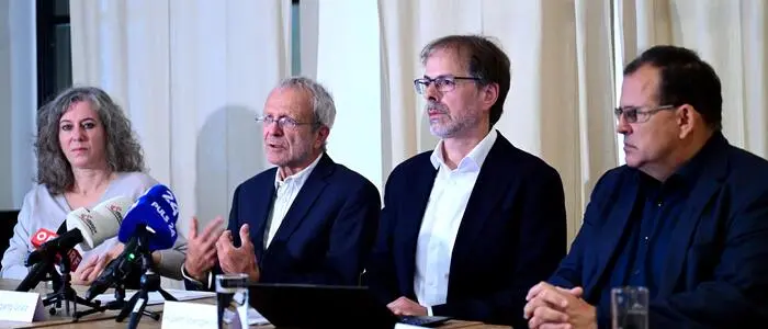 Dina Nachbaur (Verein Neustart), Wolfgang Gratz (Kriminologe), Hubert Stanglechner (Vereinigung österreichischer Strafverteidiger:innen) und Friedrich Forsthuber (Präsident des Landesgerichts für Strafsachen Wien) bei einer Pressekonferenz am Donnerstag