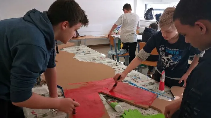 Neben sieben weiteren Institutionen beteiligten sich auch die Schülerinnen und Schüler der Mittelschule Voitsberg an der Herstellung der österlichen Stadtdekoration.
