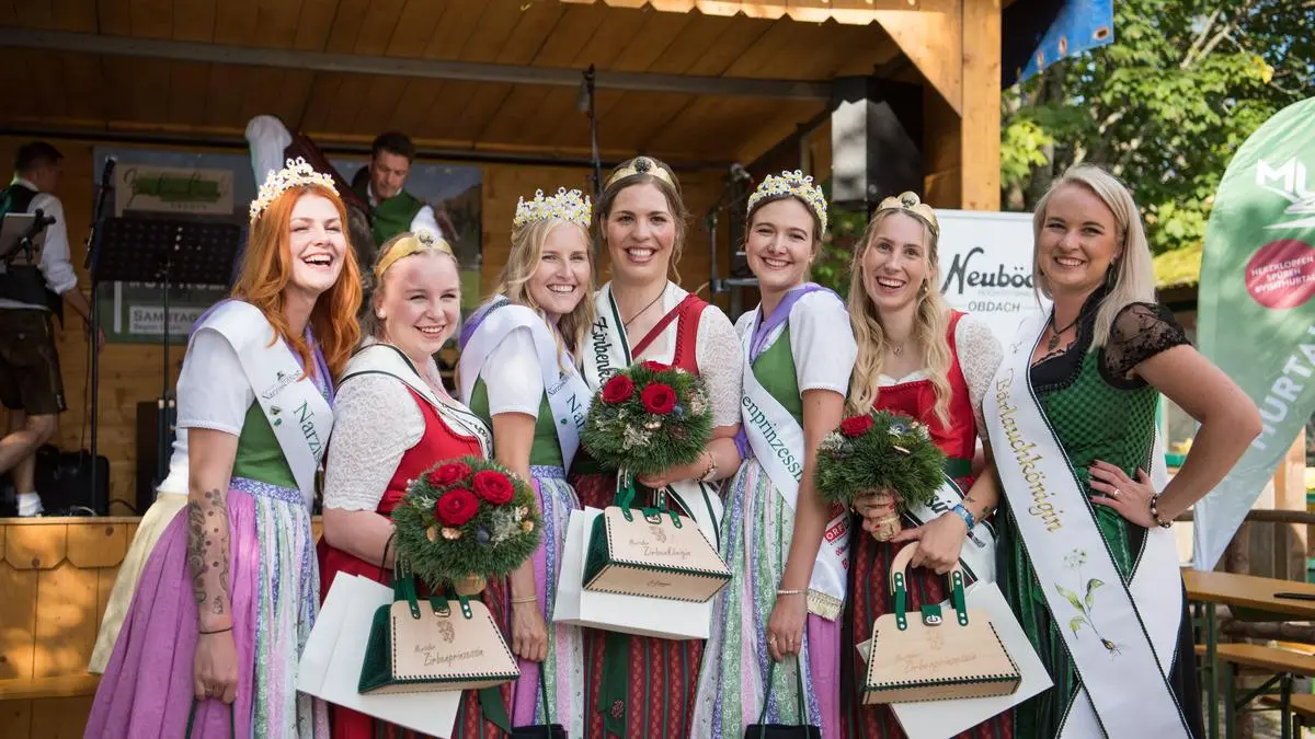 Zirbenkönigin Julia Mostögel (4. von links)