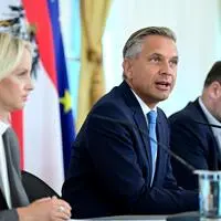 Staatssekretärin Michaela Schmid (SPÖ), Wirtschaftsminister Wolfgang Hattmannsdorfer (ÖVP) und Staatssekretär Josef Schellhorn (Neos)