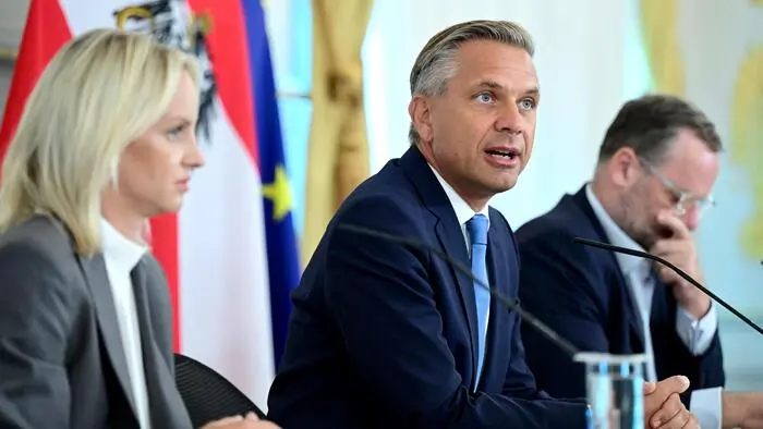 Staatssekretärin Michaela Schmid (SPÖ), Wirtschaftsminister Wolfgang Hattmannsdorfer (ÖVP) und Staatssekretär Josef Schellhorn (Neos)