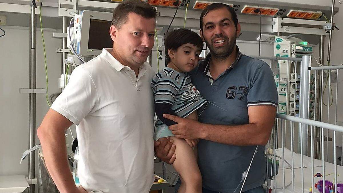 Happy End: Hussein (2) mit seinem Vater und Andreas Huber