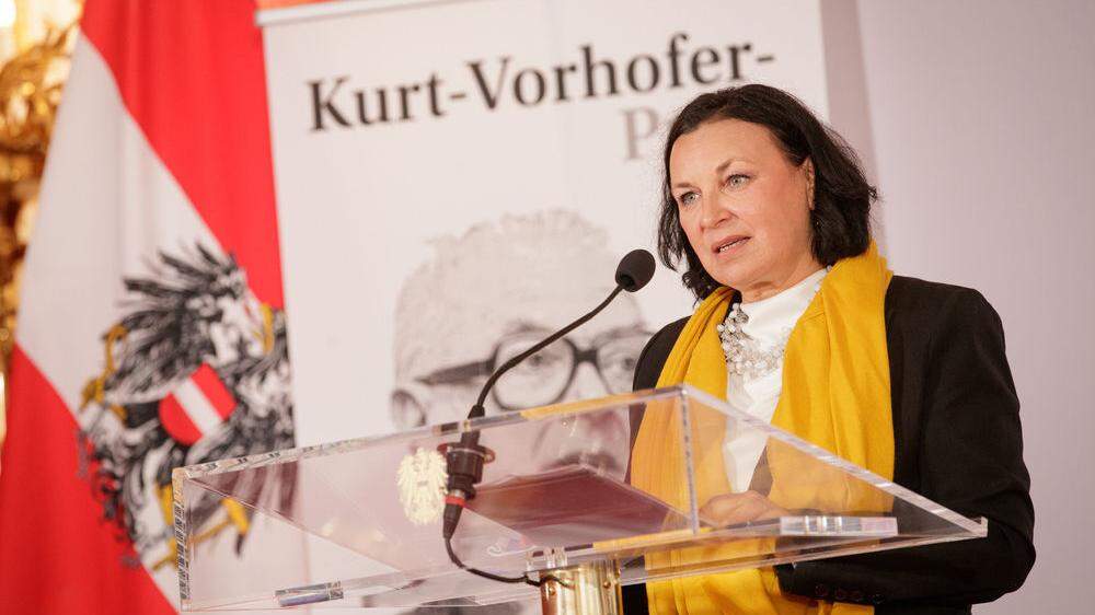 Petra Stuiber bei ihrer Festrede in Präsidentschaftskanzlei.