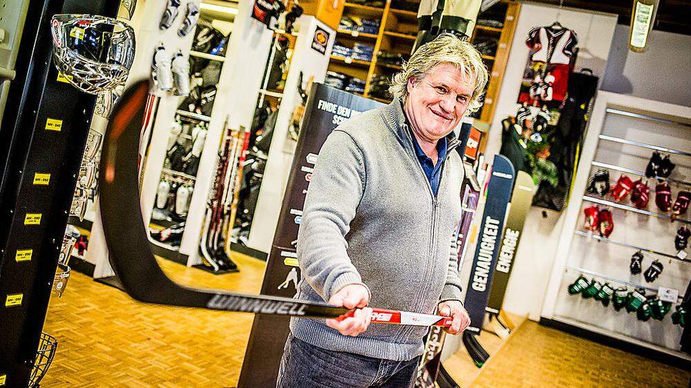 Ausverkauf. Firmen-Chef Hans Fritz schließt mit Ende Jänner seinen Eishockey-Shop