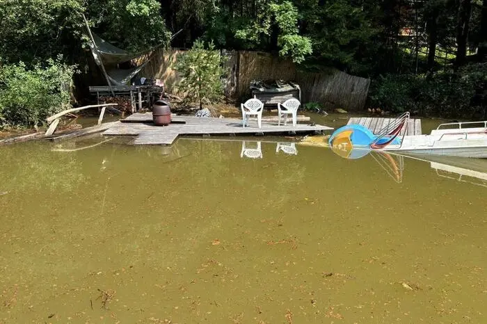 Bei der Ströhbernen Brücke ist fast die gesamte Wasserfläche mit abgebrochenen Ästen und kleinen Bäumen bedeckt.
