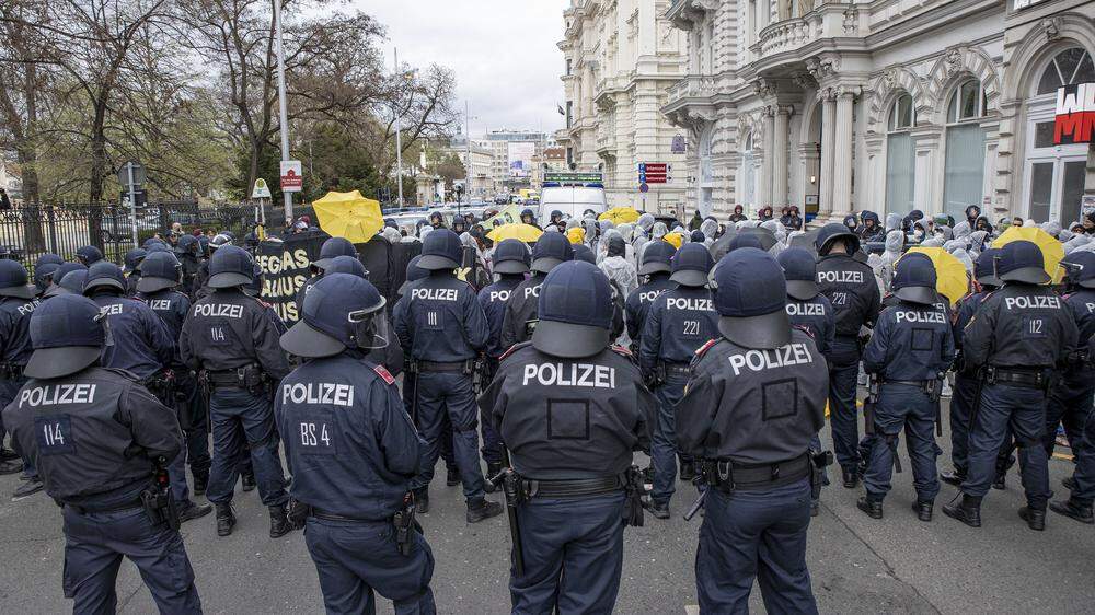 Pfefferspray und Hundestaffel setzte die Polizei in Wien gegen eine nicht angemeldete Protestaktion am Rande des EU-Gasgipfels ein
