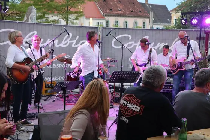 Im Cafe und Bar - Columbia sorgte die Musikgruppe Secret of the Bottle für ausgezeichnete Stimmung unter den zahlreichen Zuhörern. Mit alten Rock Klassikern brachten sie die Besucher zum tanzen.
