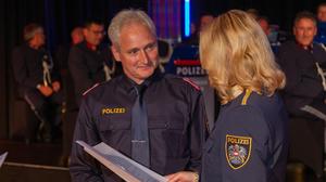 Wolfgang Marschnig wurde von Polizeichefin Michaela Kohlweiß ausgezeichnet