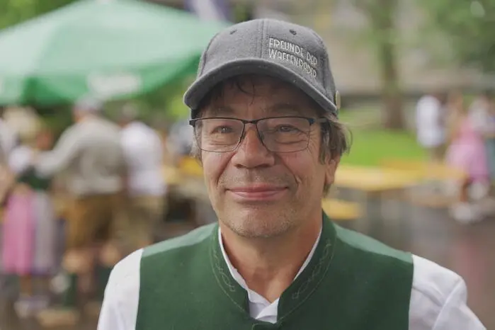 Obmann Gernot Marcher schwärmt von der robusten, teils über 100 Jahre alten Steyr-Technik, die einfach „sensationell“ sei. Streckenrekorde gibt es bei diesem Event ohnehin nicht – das Waffenrad habe laut Marcher spaßhalber eigentlich nur drei Gänge: Sitzen, stehen und schieben. 