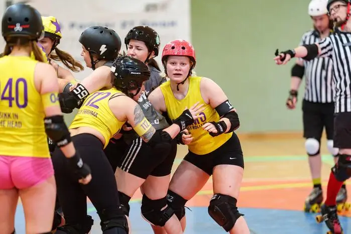 Moment, Roller Derby, was ist das eigentlich? Es ist ein Vollkontaktsport auf Rollschuhen, bei dem es vor allem darum geht, an den gegnerischen Spielern vorbeizurollen.