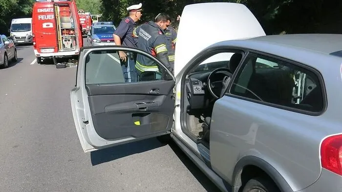 Das fahruntüchtige Auto wurde von der Feuerwehr abgeschleppt