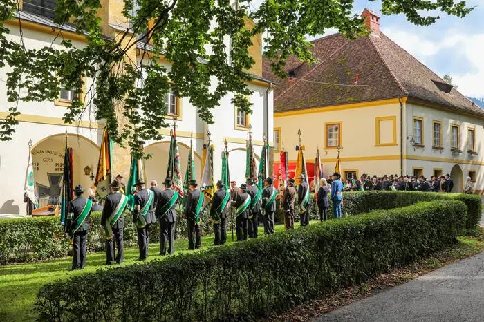 Dabei sei unter anderem von Treue zu Tradition und Heimat, von opferwilligem Eintreten für andere sowie von Bemühungen, um den Frieden zu erhalten, die Rede.