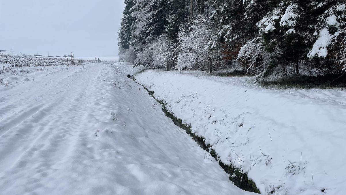 Mittelpunkt der Streitigkeiten: Ein 340 Meter langer, trapezförmiger Entwässerungsgraben