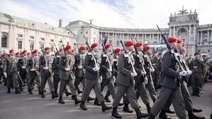 Soldaten beim Nationalfeiertag am Heldenplatz in Wien