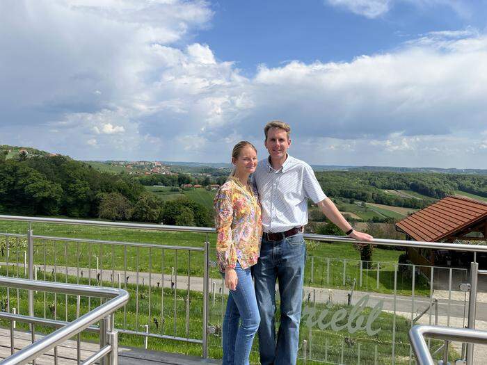 Hoch oben über St. Anna am Aigen genießen Maria-Luise und Franz Triebl ihren Ausblick