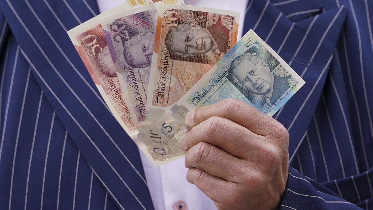 Ab sofort werden Pfundnoten mit dem Bild des britischen Monarchen ausgeteilt, Geldscheine mit dem Konterfrei von Queen Elizabeth II. bleiben gültig