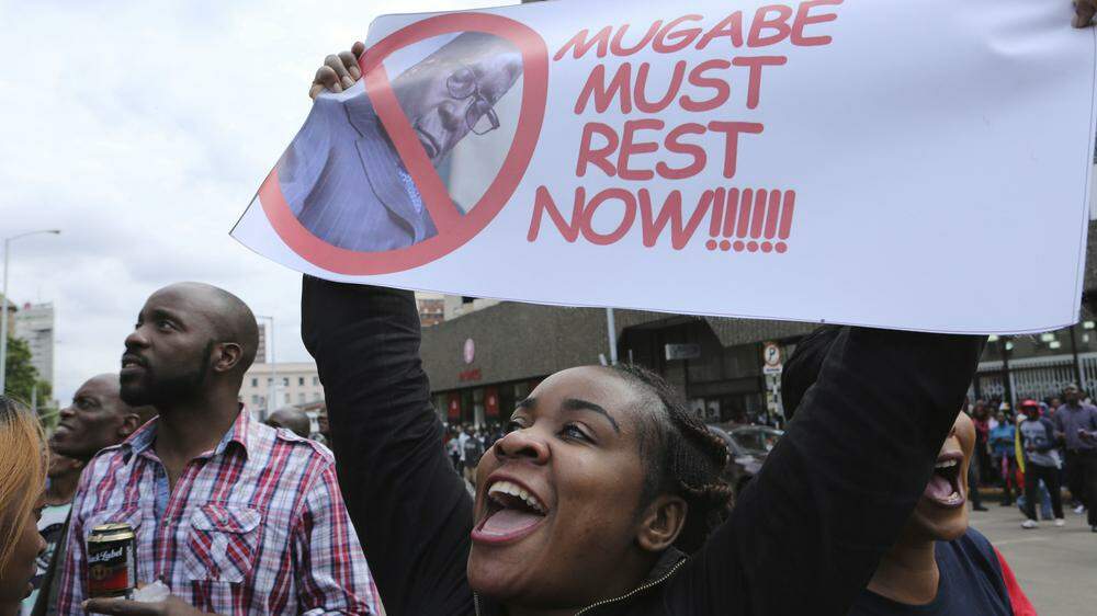 Demonstranten fordern den Rücktritt Mugabes
