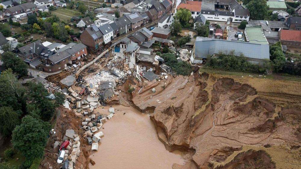 Gespenstische Aufnahmen aus Erftstadt-Blessem – das Hochwasser der Erft ergießt sich in eine Kiesgrube 