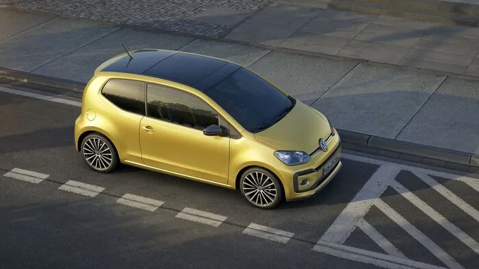 Man sieht es zwar auf den ersten Blick kaum, aber der kleinste Volkswagen, der Up, startet im Spätsommer mit neu designten Karosserieelementen und neuen Scheinwerfern.