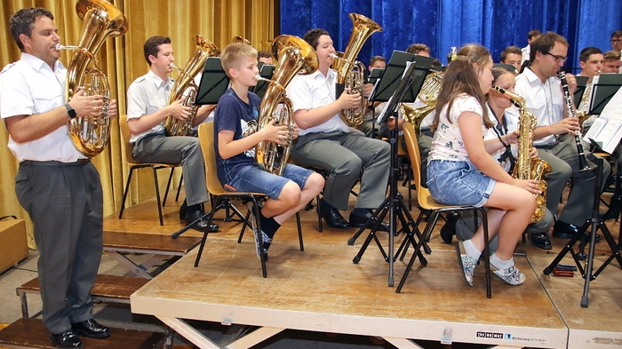 Der Militärkapellmeister verstand es, die Kinder der Volksschule St. Martin am Wöllmißberg, der Musikvolksschule und der Neuen Musikmittelschule Edelschrott zu faszinieren und zu begeistern. Gespannt horchten sie seinen Ausführungen, spendeten für die Darbietungen der Musiker kräftigen Applaus und dankten mit „Zugabe, Zugabe“- Rufen.